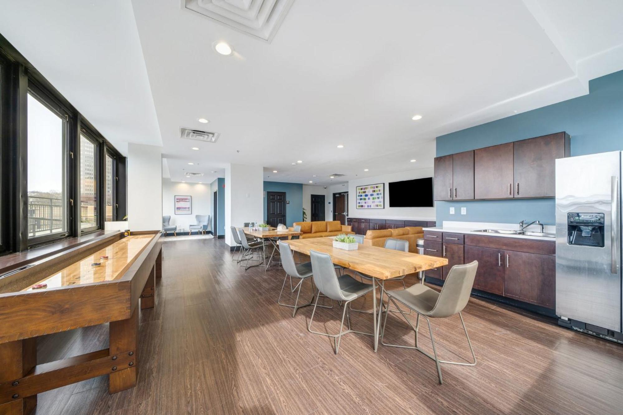 Upscale Charm Prime Location 24-7 Onsite Parking Gym Lounge Apartamento